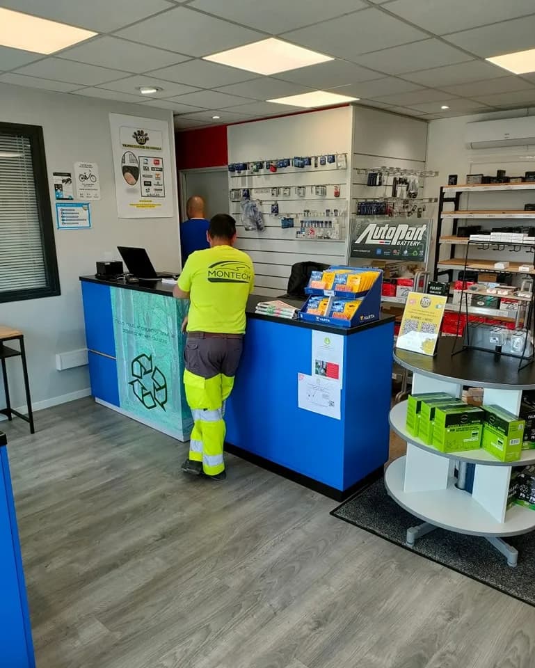 Comptoir d'accueil du magasin Batteries Technic à Montauban